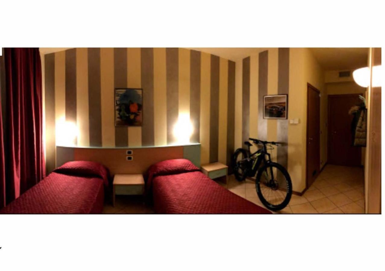 Mini Hotel Asti Esterno foto